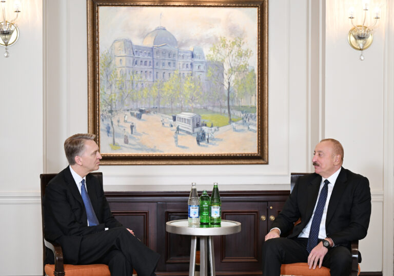 17585678042954863211