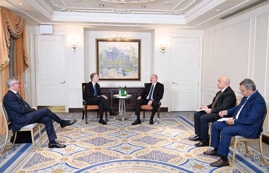 17585678045024552526