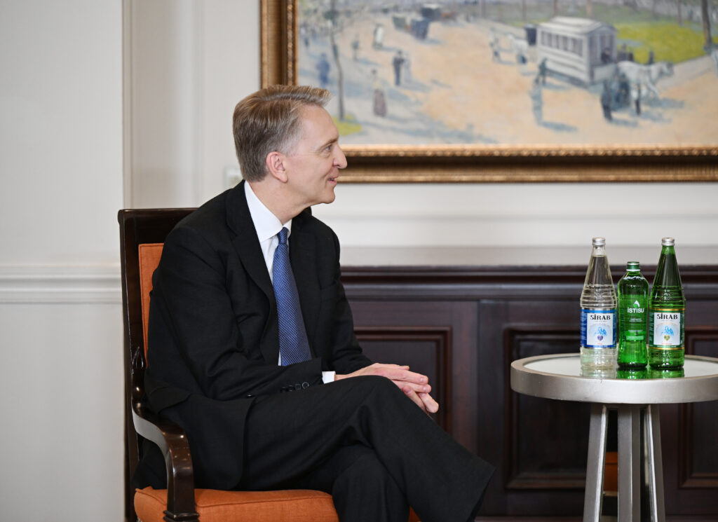 17585678045068116608