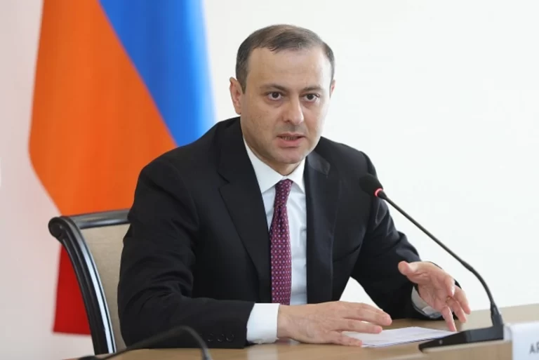 f12647fa-c7fe-365e-b27c-df278fb3102b_825