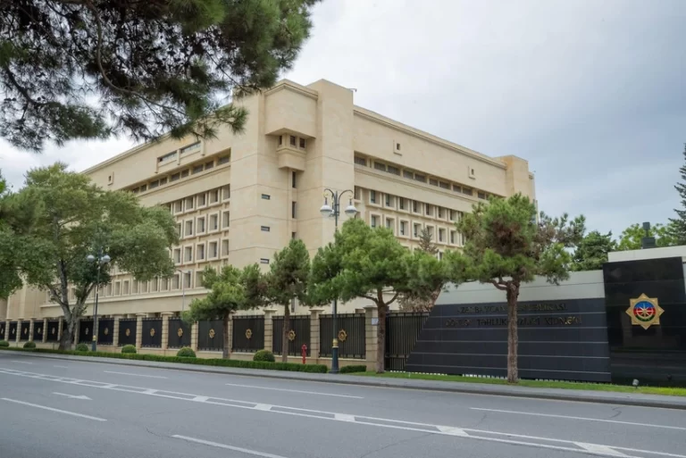 efd10ad1-058b-3d43-9a9b-64ff1d80f605_825