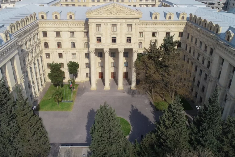 269a343a-6978-32f9-855a-238eab8e0bf3_825