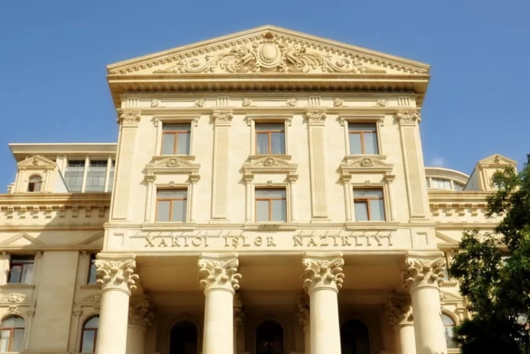 66f26377-e8fe-38f3-a52b-e7e258a2bcc4_825