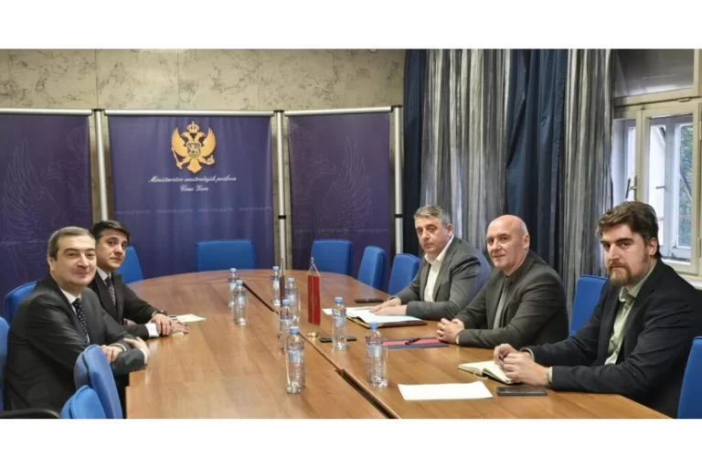 FOmrUXQkeeUFm6sAdZY8OBgxVMfrRMheTUlbmVjH_825