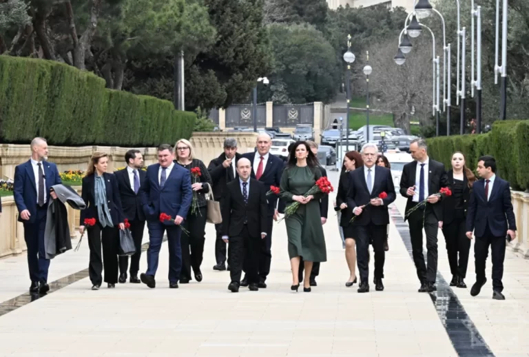 vGB5R9Tze2sk6zU2ey4Bo4BFwa1OfwYQE81xLvZb_1200